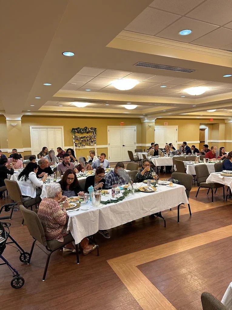 Congregación de la Iglesia Hispana Bautista Raham compartiendo una comida en comunidad